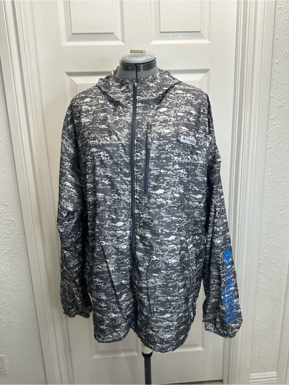Columbia Men's Gray & White Digital Camo Raincoat